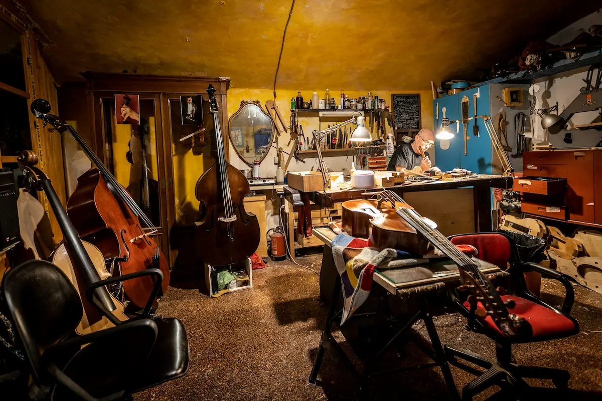 Luthier trabalhando